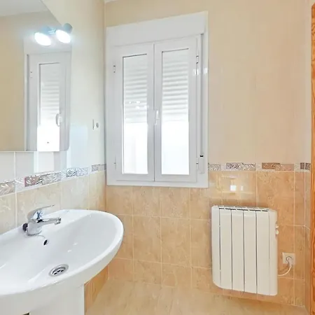 4 Bedroom Cozy In Apartment
